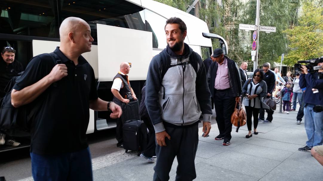 Marco Belinelli scende dal pullman degli Spurs, appena arrivati a Berlino. Mercoled i campioni Nba affronteranno l&#39;Alba Berlino nei Global Games, il tour mondiale diventato tradizionale appuntamento della preseason.